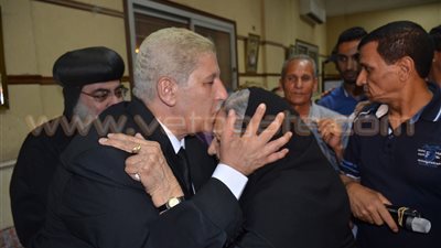محافظ الإسماعيلية يقدم العزاء للكنيسة في استشهاد قس العريش