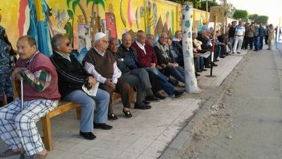 «المشهد الانتخابي ببورسعيد» طوابير كراسي لكبار السن ومظلات (صور)