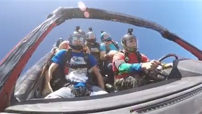 لحظة قفز متهورين بسيارة من طائرة (فيديو)