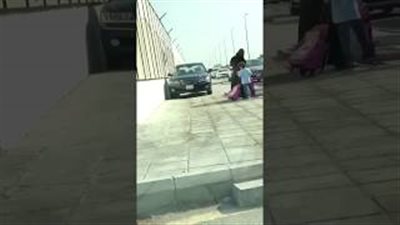 رد فعل أم وطفليها لحظة صعود سيارة الرصيف بالسعودية (فيديو)
