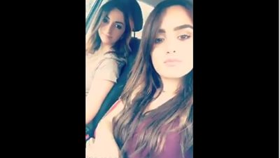 بالفيديو.. رد فعل عجوز شاهد فتاتين لبنانيتين تغنيان داخل السيارة