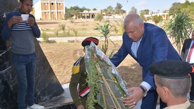 محافظ الوادي الجديد يضع الزهور على النصب التذكاري في عيد الشرطة (صور)