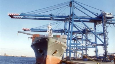تداول 12 سفينة بميناء دمياط رغم النوة الجوية والأمطار