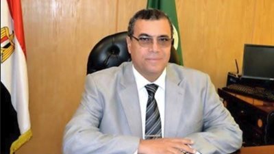 محافظ الفيوم يضع إكليلا من الزهور على النصب التذكاري لشهداء الشرطة