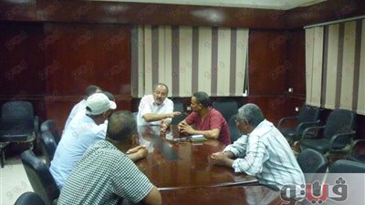 رئيس مجلس إسنا يناقش سير تنفيذ الصرف الصحي بالمدينة