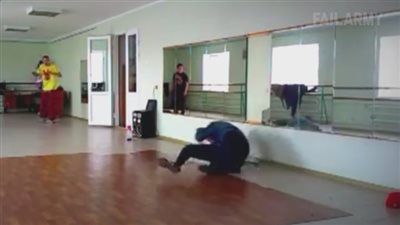 بالفيديو.. الزجاج يتسبب في أقوى المواقف المحرجة