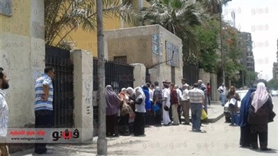 أولياء أمور طلاب الثانوية العامة ينتظرون أبناءهم أمام لجان «6 أكتوبر»