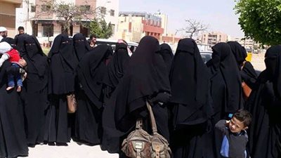 احتشاد نساء حزب النور أمام لجان الانتخابات (صور)