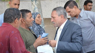 محافظ الإسماعيلية يلتقي المواطنين على سلالم الديوان العام (صور)