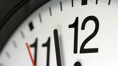 «التوقيت الصيفي» يثير الجدل بين الحكومة والبرلمان.. «مصر للطيران» تتوقع خسائر بمليوني دولار حال إلغائه.. يتسبب في تأخر الرحلات.. وحافظ سلماوي: يوفر في استهلاك الوقود والكهرباء