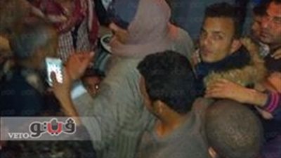 بالصور.. أهالي «كفر صقر» يمسكون بلص سيارات ويسلمونه للشرطة