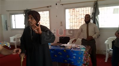 مسن يتكئ على عصا بلجان الغردقة: ربنا يقوينا ونقف مع بلدنا (فيديو)