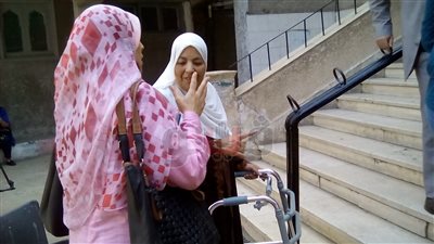 السماح لناخبة مسنة بالتصويت خارج مقر اللجنة الانتخابية بمصر الجديدة