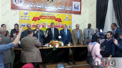 نائب محافظ القاهرة يسلم 34 تأشيرة حج للفائزين بقرعة الجمعيات الأهلية