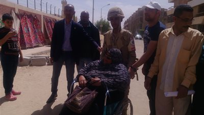 «عفاف» من المستشفى للجنة الانتخاب مباشرة على كرسي متحرك (فيديو)