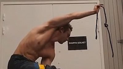 لاعب جمباز يعقد الحبال بقدميه (فيديو وصور)