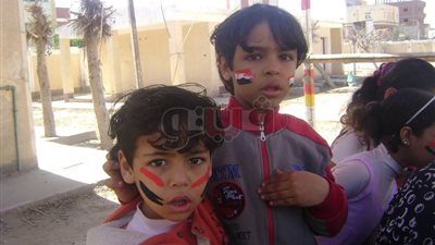 أطفال الدقهلية يشاركون في الانتخابات برسم علم مصر على وجوههم (صور)