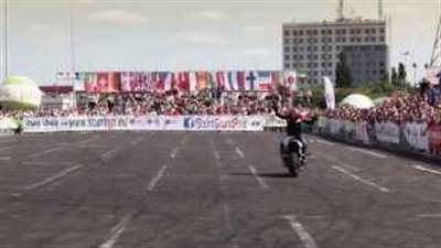 بالفيديو.. أغرب الألعاب على الدراجة النارية