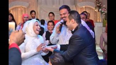 بالفيديو.. عروسان يفاجئان الحضور بـ«دويتو غنائي»