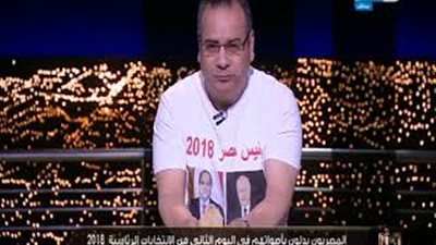 «القرموطي» يفاجئ جمهوره بـ «صينية فول وطعمية» (فيديو)