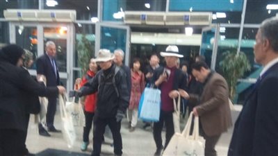 مطار القاهرة يستقبل الفوج الثالث من السائحين الكوريين بالورود