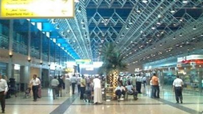 مستشار الرئيس الفلسطيني يصل مطار القاهرة على رأس وفد ديني