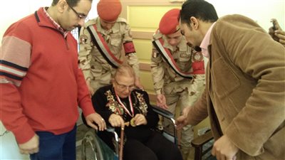 سيدة على كرسي تدلي بصوتها في الانتخابات بالإسكندرية (فيديو)