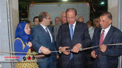 بالصور.. محافظ أسيوط يفتتح معرضًا للسلع الغذائية استعدادا لشهر رمضان