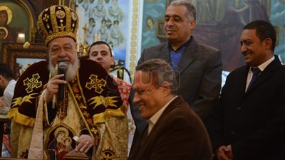 رئيس حي شبرا يشارك الأقباط الاحتفال بعيد الغطاس في كنيسة مارجرجس (صور)