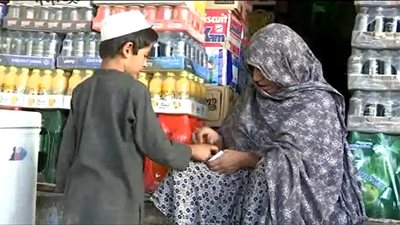 «بيبي جول» أول أمراة أفغانية تدير متجرا وتعيل أسرتها