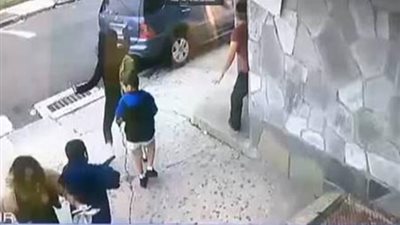 بالفيديو والصور.. امرأة تلقي بنفسها أمام سيارة لإنقاذ طفل