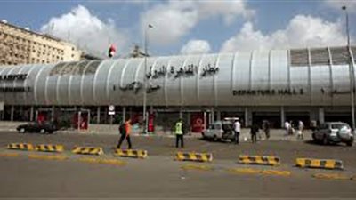 الجماهير تؤازر المنتخب بمطار القاهرة قبل السفر إلى روسيا