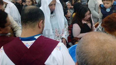 «رشم الجباه بمياه البركة».. أقباط أسيوط يتحدون البرد في عيد الغطاس (فيديو)