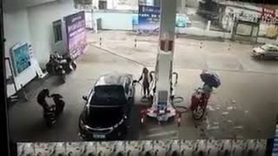 بالفيديو.. لص غبي يتعرض لحادث مروع أثناء سرقة سيارة في محطة وقود