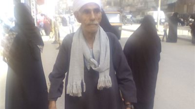 مسن بقدم صناعي يدلي بصوته في لجان الوراق