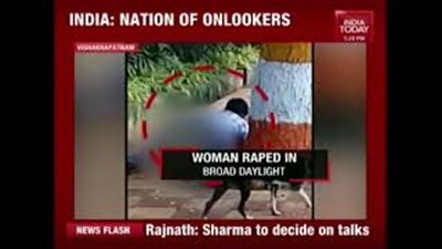 بالفيديو.. مشهد مروع لاغتصاب امرأة في الشارع ولم يتدخل المارة لإنقاذها