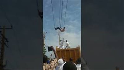 بالفيديو.. لحظة إنقاذ شاب حاول الانتحار من فوق أسلاك الكهرباء