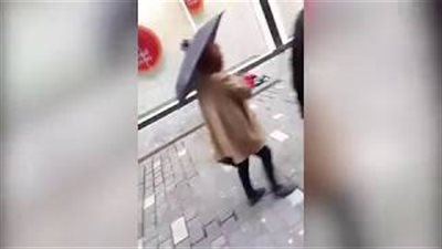 بالفيديو.. لقطات صادمة لسيدة تسحل طفلا خلفها كالكلب في شوارع ليفربول