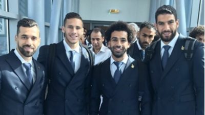 رمضان صبحي برفقة صلاح والسعيد وإكرامي قبل إقلاع طائرة المنتخب