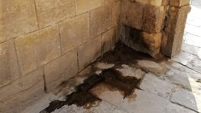 التبول على جدران الآثار يعرضها للتلف.. ومفتشون يطالبون بتركيب كاميرات