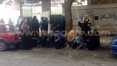 القلق يسيطر على أولياء أمور طالبات الثانوية بالهرم