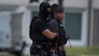 العراقي المشتبه به بقتل فتاة ألمانية يصل إلى مطار فرانكفورت