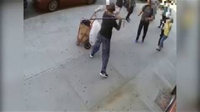 بالفيديو والصور.. رد فعل مفاجئ لعجوز اعتدى شاب عليه