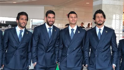 شريف إكرامي يلتقط صورا تذكارية بمطار القاهرة قبل الذهاب لكأس العالم