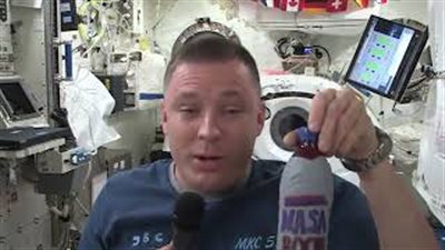 بالفيديو والصور.. تجربة تناول العصير مع انعدام الجاذبية