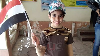 طفلة ترتدي زيا عسكريا بلجنة في الإسكندرية (صور)