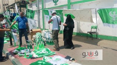بالصور.. بائعو أعلام «المصري» يفترشون رصيف استاد بورسعيد
