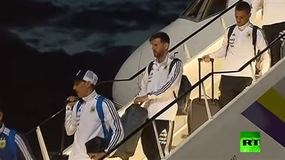 لحظة وصول ميسي مع منتخبه إلى روسيا للمشاركة في المونديال (فيديو)