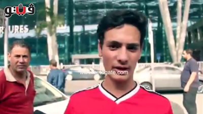 رسائل المصريين لبعثة المنتخب في مطار القاهرة (فيديو)