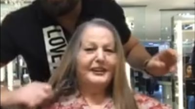 مصفف شعر يغير شكل امرأة مسنة بطريقة مذهلة (فيديو)